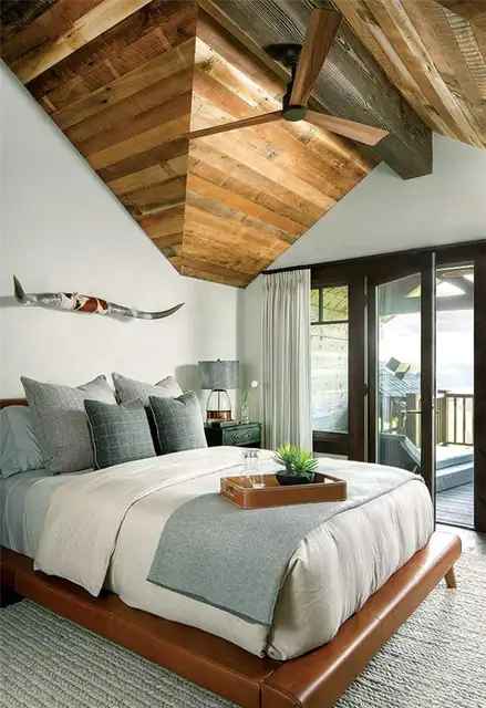 Ранчо Rustic Colorado Ranch by Axial Art Architecture в сотрудничестве с rebaL Design - деревянный потолок
