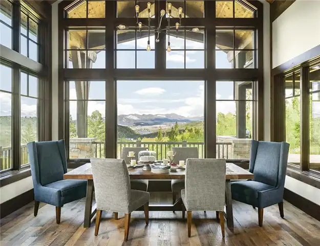 Ранчо Rustic Colorado Ranch от Axial Art Architecture в сотрудничестве с rebaL Design - обеденная зона с большим видом