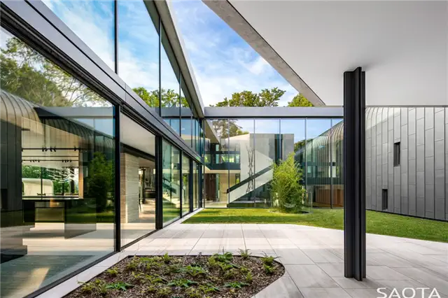 Швейцария Вилла Courbe by Saota - внутренний двор