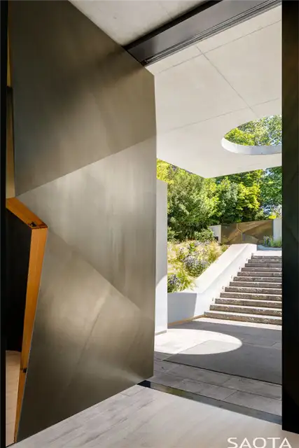 Швейцарская вилла Courbe by Saota - современный входной проем