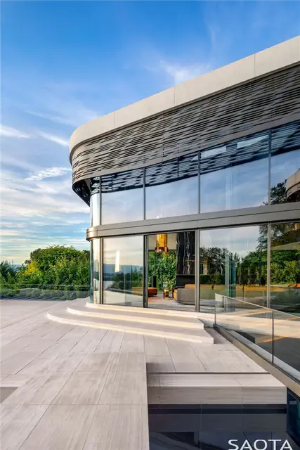Швейцарская вилла Courbe by Saota - изогнутые окна