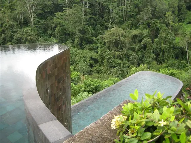 double-infinity-pool-hanging-gardens-ubud-bali
