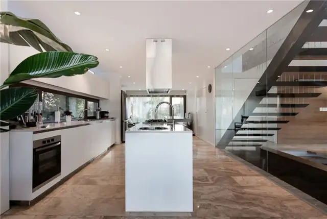 CL-76 Дом Concrete Agentina - El Aleph Arquitectura + Fritz + Fritz Arquitectos - кухня - белые шкафы