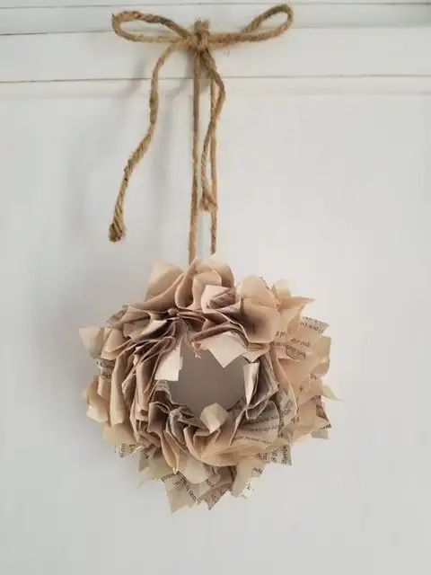 DIY (своими руками) Шар из бумажных роз, сделанный из старых книжных страниц
