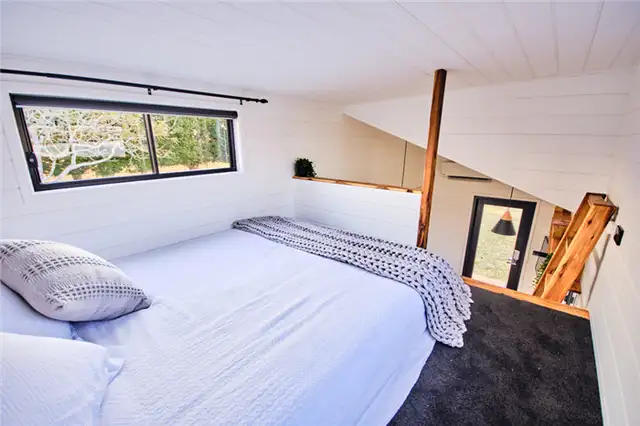 HÄUSLEIN little sojourner tiny house - кровать-чердак