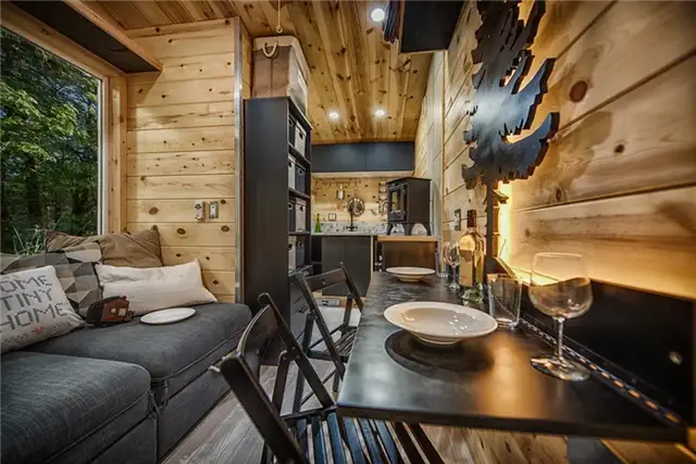 Крошечный дом Acorn 90 квадратных футов от Backcountry Tiny Homes - раскладной стол