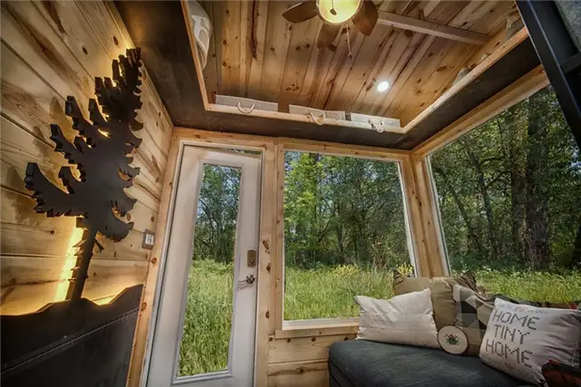 Крошечный дом Acorn 90 квадратных футов от Backcountry Tiny Homes - потолочные полки