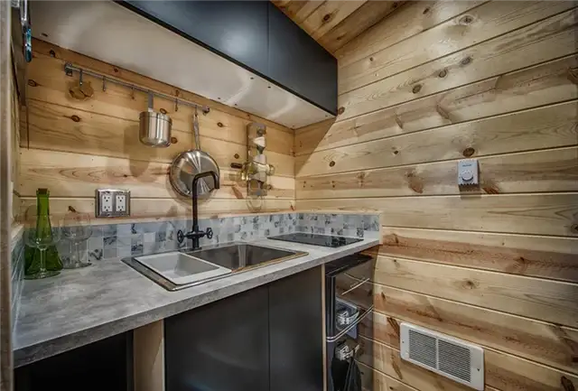 Крошечный дом Acorn 90 квадратных футов от Backcountry Tiny Homes - маленькая столешница