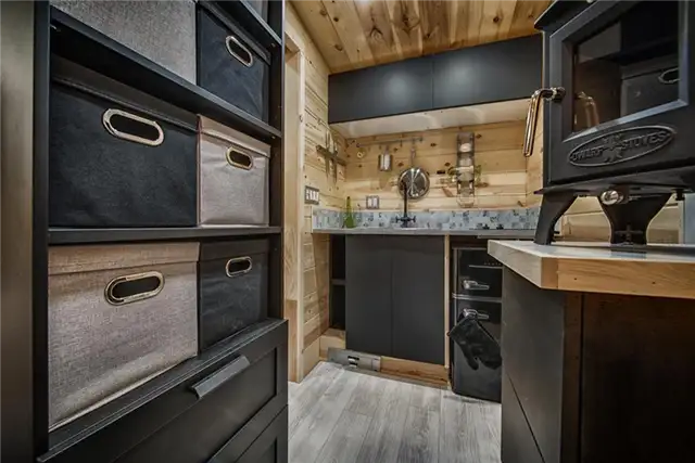 Крошечный дом Acorn 90 квадратных футов от Backcountry Tiny Homes - компактная кухня
