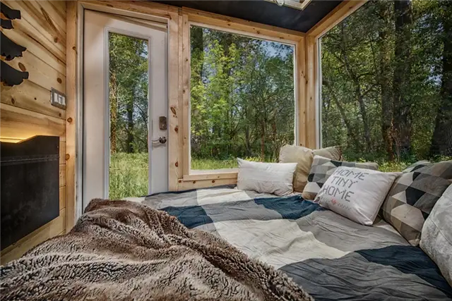 Крошечный дом Acorn 90 квадратных футов от Backcountry Tiny Homes - вид на кровать