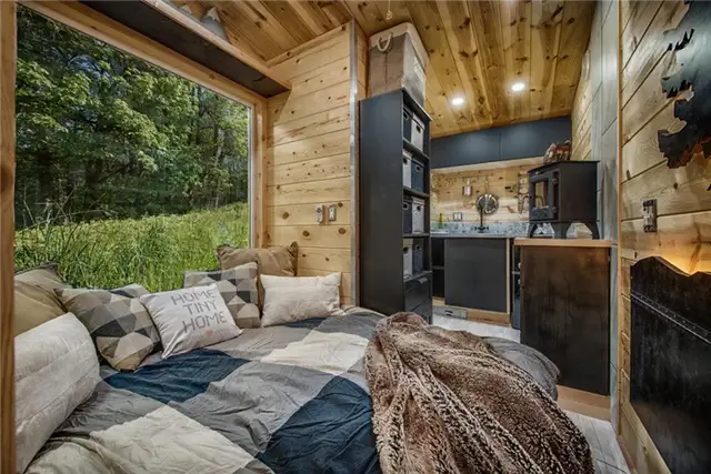 Крошечный дом Acorn 90 квадратных футов от Backcountry Tiny Homes - диван-кровать
