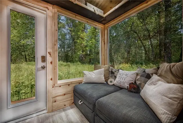 Крошечный дом Acorn площадью 90 квадратных футов от Backcountry Tiny Homes - окна