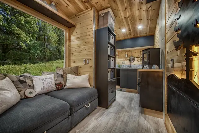 Крошечный дом Acorn 90 квадратных футов от Backcountry Tiny Homes - интерьер