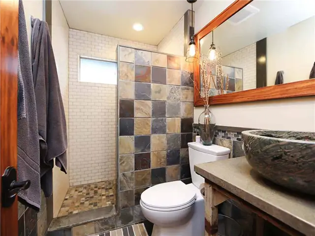 Дом в стиле ремесленника в Сан-Клементе от Better Living SoCal - плитка из травертина