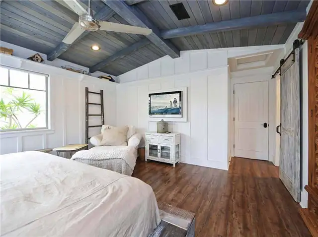 Дом в стиле ремесленника в Сан-Клементе от Better Living SoCal - деревянный пол