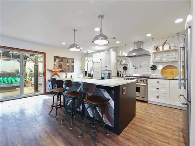 Дом в стиле ремесленников в Сан-Клементе от Better Living SoCal - дизайн кухни