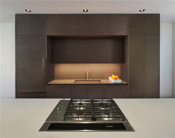 Дом 1662 года - узкое пространство - Robert M. Gurney Architect - коричневый кухонный шкаф
