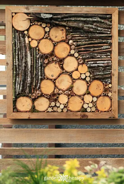 На открытом воздухе с DIY (своими руками) Bug Hotel забор искусства