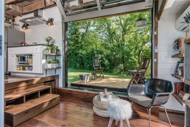 Центральное пространство и крыльцо крошечного дома Alpha Tiny House