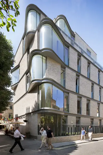 IV Castel Lane Apartments - архитектура NAME - угловое изогнутое окно