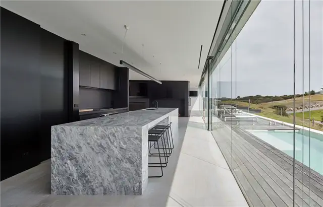 Современный дом с плоской крышей Wildcoast в Австралии от FGR Architects - кухня с черными шкафами