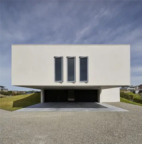 Современный дом с плоской крышей Wildcoast в Австралии от FGR Architects - гараж