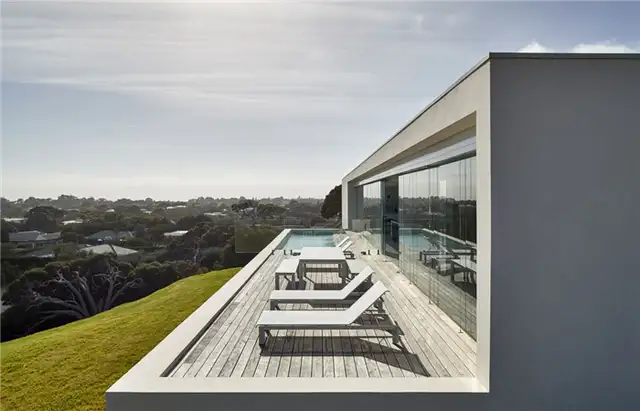 Современный дом с плоской крышей Wildcoast в Австралии от FGR Architects - палуба с видом на бассейн