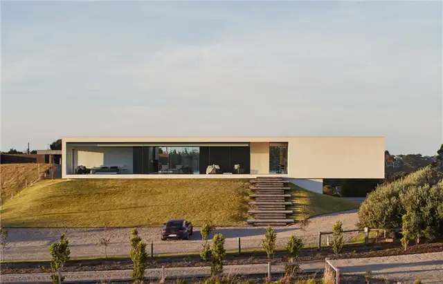 Современный дом с плоской крышей Wildcoast в Австралии от FGR Architects - фронтальный двор