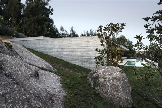 Дом в Эспиньо Португалия- AZO. Sequeira Associated Architects - валуны