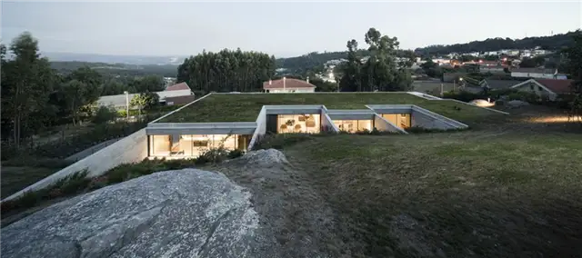 Дом в Эспиньо, Португалия - AZO. Sequeira Arquitectos Associados - оформление зеленой крыши