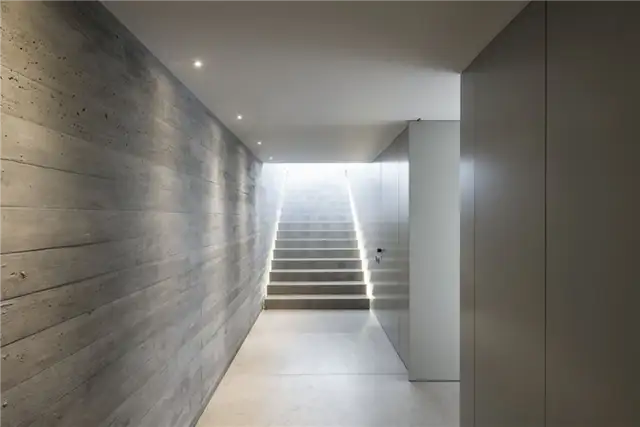 Дом в Эшпиньо Португалия- AZO. Sequeira Associated Architects - прихожая