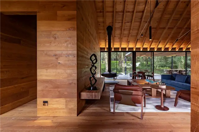 L7 House Mexico Cabin by K+A - большие деревянные панели на стенах