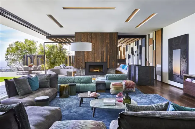 Cape Town Hillside View Residence - большая гостиная widnows - камин