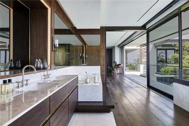 Cape Town Hillside View Residence - главная ванная комната с коричневыми акцентами