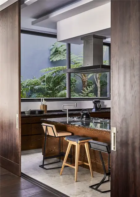 Cape Town Hillside View Residence - кухня за дверями