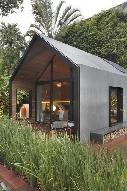 Brazil Cabanas Tiny House by Duda Porto Arquitetura - хранение дров