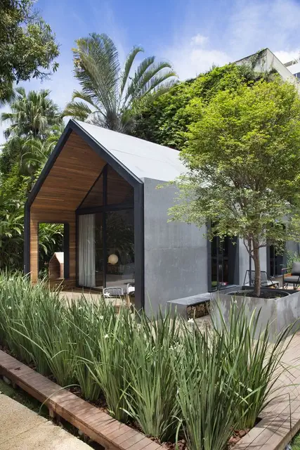 Крошечный дом Brazil Cabanas Tiny House by Duda Porto Arquitetura - растения в горшках
