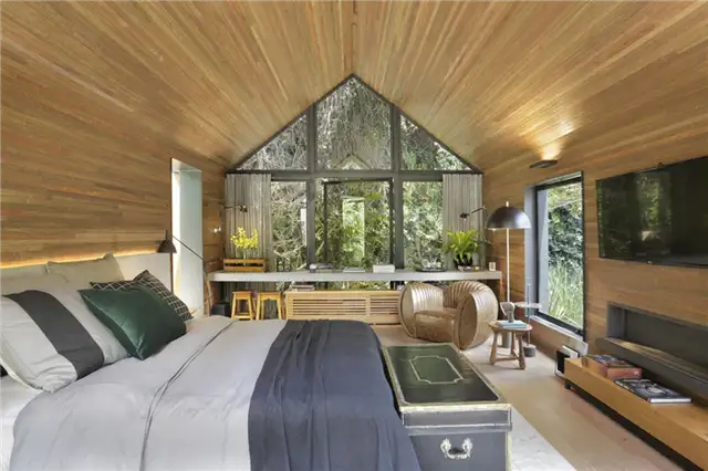 Крошечный дом Brazil Cabanas Tiny House by Duda Porto Arquitetura - настенный телевизор в спальне