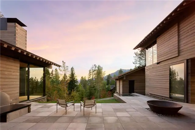 Архитектурное бюро США Olson Kundig - шкивные оконные ставни - камин во внутреннем дворике