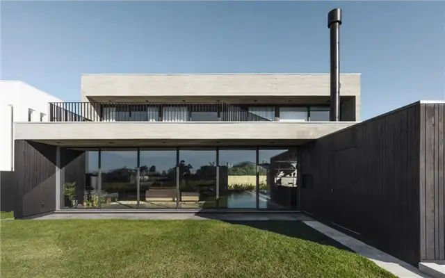 Бетонный дом Ilhas с винтовой лестницей - Arquitetura Nacional - стеклянная стена в прихожей