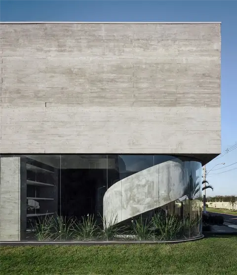 Бетонный дом Ilhas с винтовой лестницей - Arquitetura Nacional - декор
