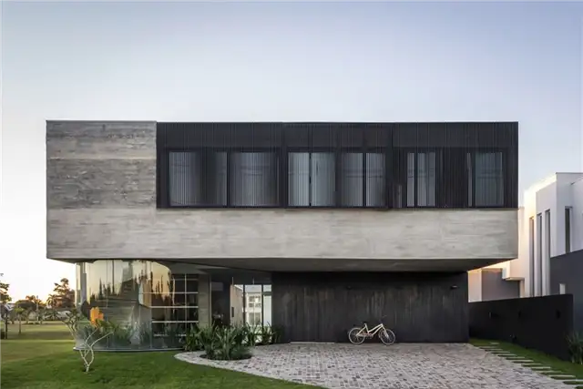 Бетонный дом Ilhas с винтовой лестницей - Arquitetura Nacional