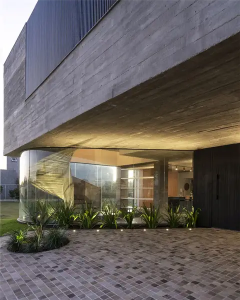 Бетонный дом Ilhas с винтовой лестницей - Arquitetura Nacional - цветы