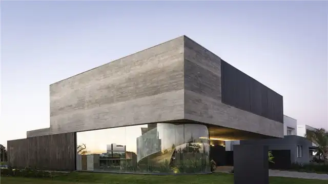 Бетонный дом Ilhas с винтовой лестницей - Arquitetura Nacional - стеклянная стена