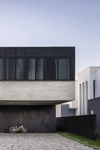 Бетонный дом Ilhas с винтовой лестницей - Arquitetura Nacional - дорожка