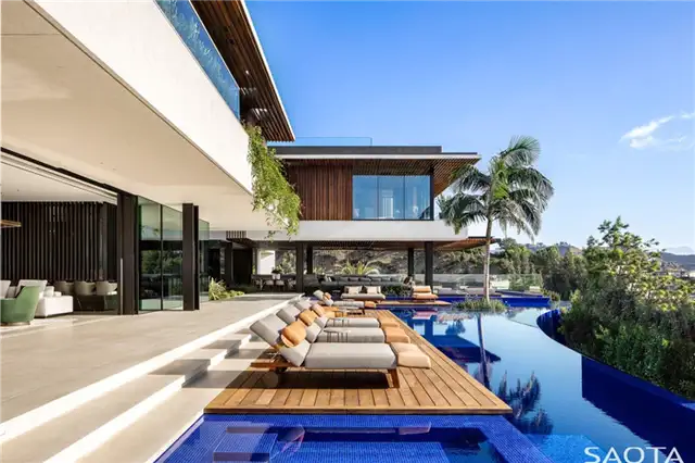 Hill Side Ave Saota Los Angeles Residence - шезлонги на палубе