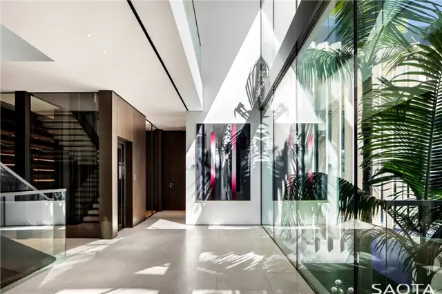 Hill Side Ave Saota Los Angeles Residence - декор прихожей