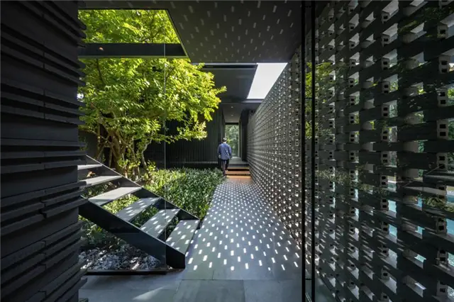 V60 Дом в Таиланде с современным дизайном от WARchitect - лестница и внутренний двор