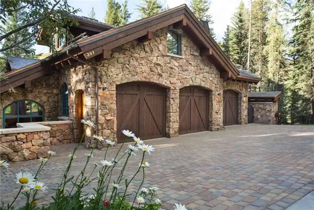 Дом Meadow Mountain Homes, расположенный в Вейле, штат Колорадо, - гараж на 3 машины в деревенском стиле