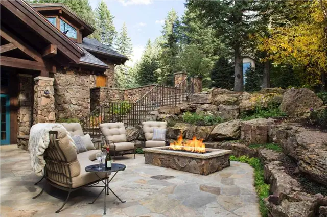 Meadow Mountain Homes, расположенный в Вейле, Колорадо - камин
